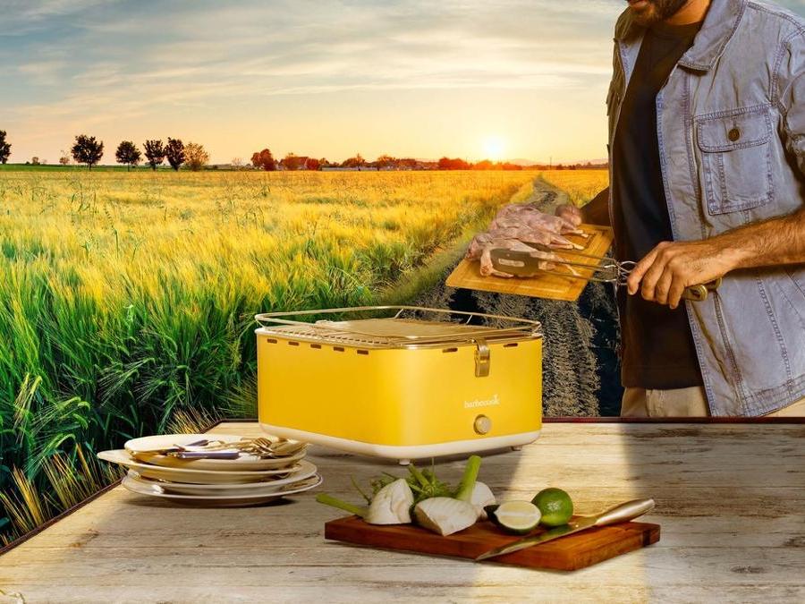 Barbecook, Carlo, a legna, portatile, in acciaio inox, funzionante a legna, non crea fumo; ha un ventilatore integrato che assicura un fuoco costante e regolabile in modo da consumare poco e da restare freddo all'esterno. Facile da smontare per la pulizia e per lavare in lavastoviglie i componenti. 43,5x33,5x23,5 cm
